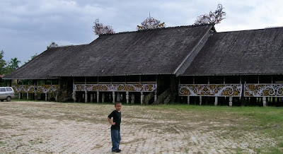 Rumah Panjang (Rumah Adat Kalimantan Barat/Kalbar)