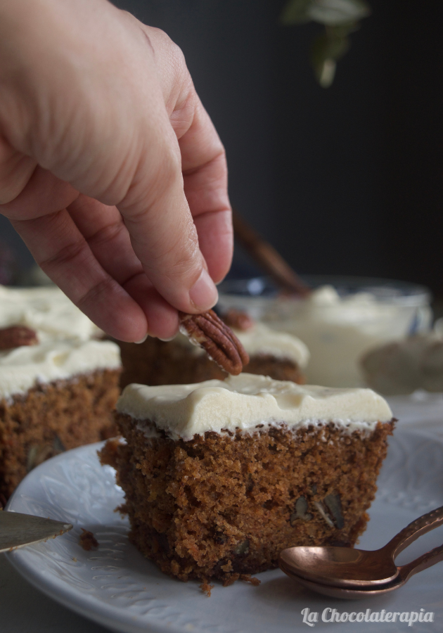 bizcocho-especiado-de-zanahoria-con-crema-de-chocolate-blanco