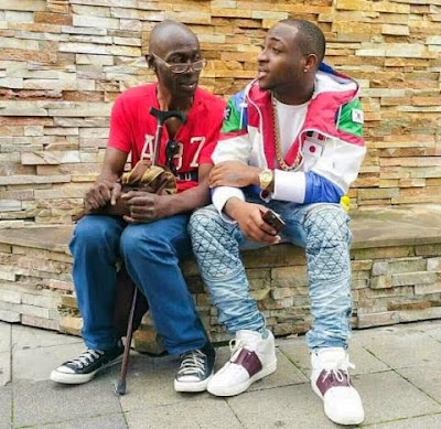 Singer Davido met a homeless man yesterday who also happens to be recovering drug addict. In a one hour conversation with him, the man spoke to him about life. Davido took to instagram to