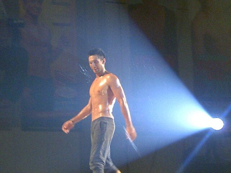 cosmo bash - anton del rosario @gretchenfullido