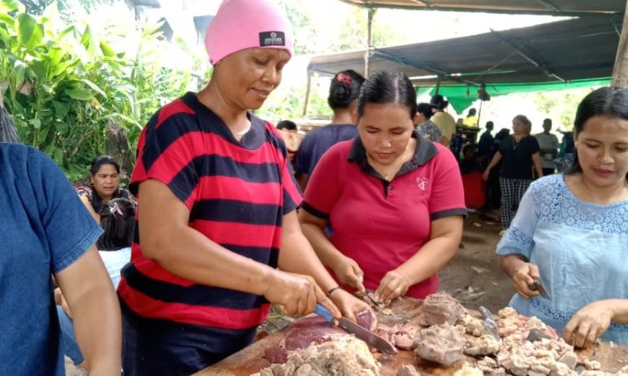 Dapur Baik, Disiplin Baik (Pasukan 'Siap Tempur' di Dapur dalam Acara Syukur Pelantikan Kades Nggorang)