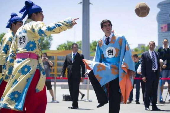 Kaká plays football in kimono