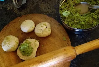 Koraishutir Kochuri Recipe - Filling