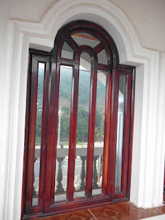 <img src="ventana.jpg" alt="estilos y fabricación de toda clase de ventanas"> 