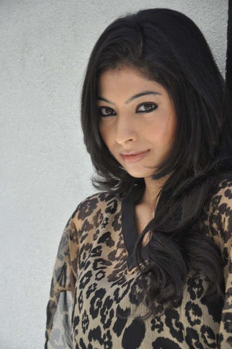 anuja iyer @ vinmeengal movie trailer launch event actress pics