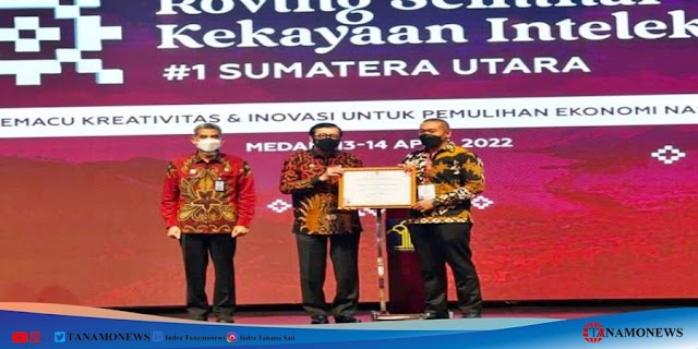 Wagub Sumbar Terima Penghargaan Menkumham Yasonna H. Laoly