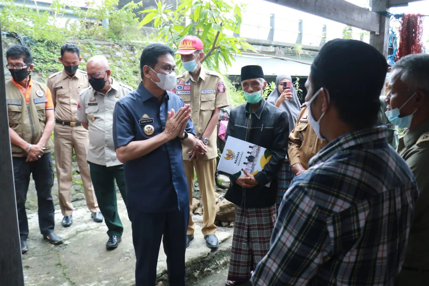 Empati, Bupati Barru Kunjungi Dan Serahkan Bantuan Banjir di Mallusetasi - Terkini Kabupaten Barru | Kibarbarru.com - Berita Barru