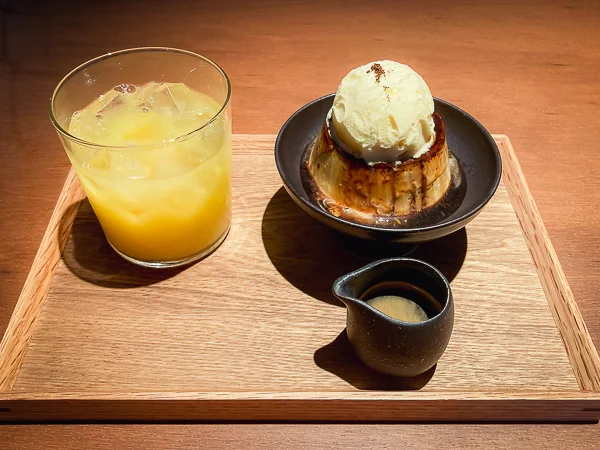 墨田区本所のギャラリーカフェ『safn°』アフォガードプリン（エスプレッソ）とオレンジジュース