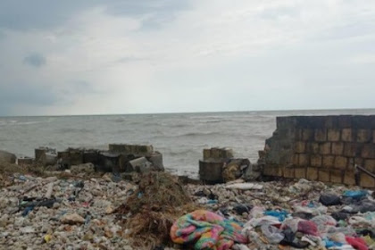 Gelombang tinggi hancurkan  tembok pembatas pantai di Lamongan