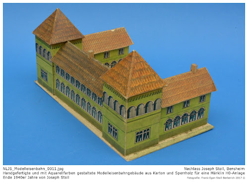 NLJS_Modelleisenbahn_0001-0015.jpg; Nachlass Joseph Stoll, Bensheim; Handgefertigte und mit Aquarellfarben gestaltete Modelleisenbahngebäude aus Karton und Sperrholz für eine Märklin H0-Anlage Ende 1940er Jahre von Joseph Stoll; Fotografie: Frank-Egon Stoll-Berberich 2017.