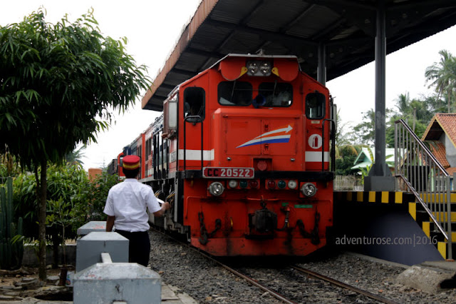 way kanan, train, kereta api, blambangan umpu, stasiun, stasiun blambangan umpu