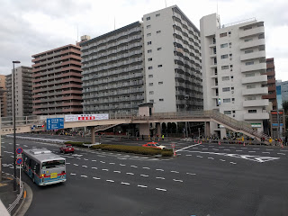 歩道橋の上から見る国道15号線の道路