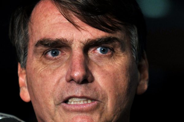 Jair Bolsonaro (PSC-RJ) teve a cassação de seu mandato pedida pela OAB por ter homenageado um dos maiores torturadores da ditadura militar brasileira, o coronel Brilhante Ustra, em seu voto durante a sessão que analisou o impeachment de Dilma na Câmara.
Num requinte de crueldade, Bolsonaro, um defensor da ditadura, afirmou que Ustra era “o pavor de Dilma”. Dilma foi presa e torturada na ditadura. Ustra era o comandante da unidade em que ela ficou detida e pode tê-la torturado pessoalmente.
Em vídeo divulgado na internet nesta terça, Bolsonaro diz que Ustra não era torturador – negando o testemunho de dezenas de pessoas e a própria decisão do TJ de São Paulo, que o condenou judicialmente.