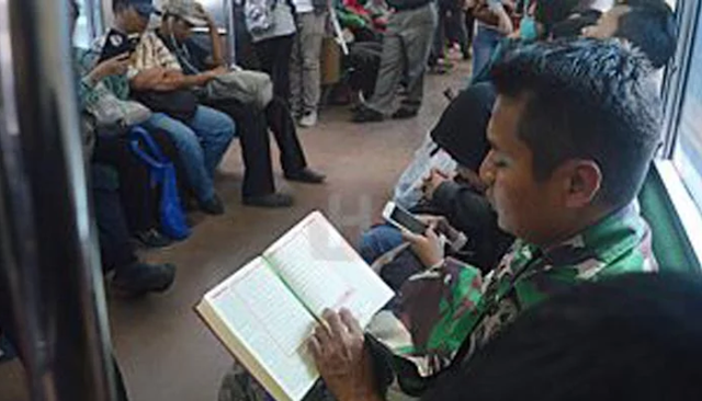 SUBHANALLAH !!! Prajurit TNI Ini Selalu Sempatkan Baca Al-Qur'an Di Kala Senggang
