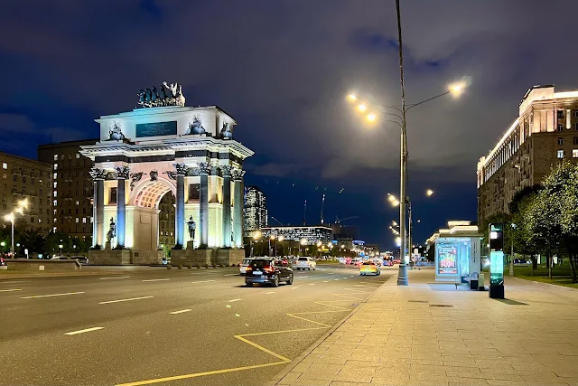 Кутузовский проспект, площадь Победы, Московские Триумфальные ворота (Триумфальная арка)