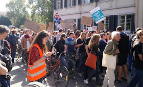 Demonstranten mit Pappschildern