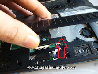 Menarik keatas penutup bodi belakang Acer Aspire One 725