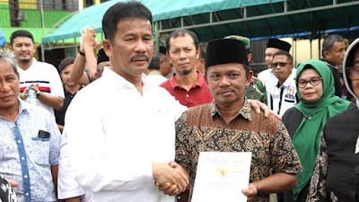 Muhammad Rudi Serahkan 1.960 Sertifikat Kampung Tua Tanjungsengkuang