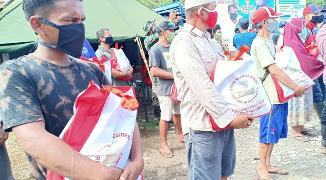 Warga Luwu Utara Terdampak Banjir Bandang Terima 3000 Paket Bantuan Sembako Presiden Jokowi