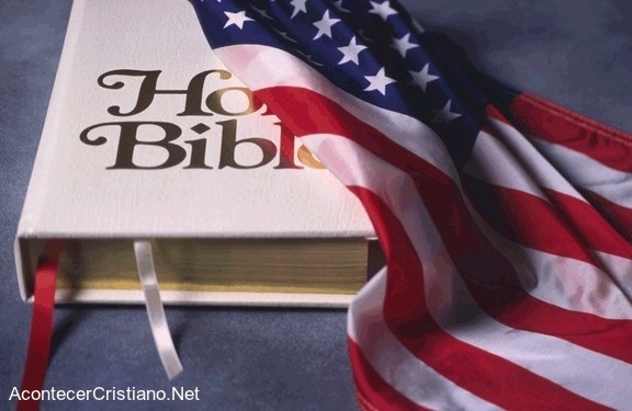 Biblia con bandera de Estados Unidos