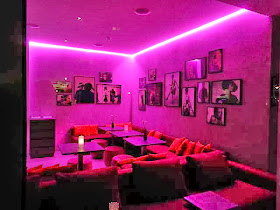 http://www.tonight.de/duesseldorf/news/life-style/mode-quartier-szene-restaurant-im-design-hotel-indigo-eroeffnet.987196