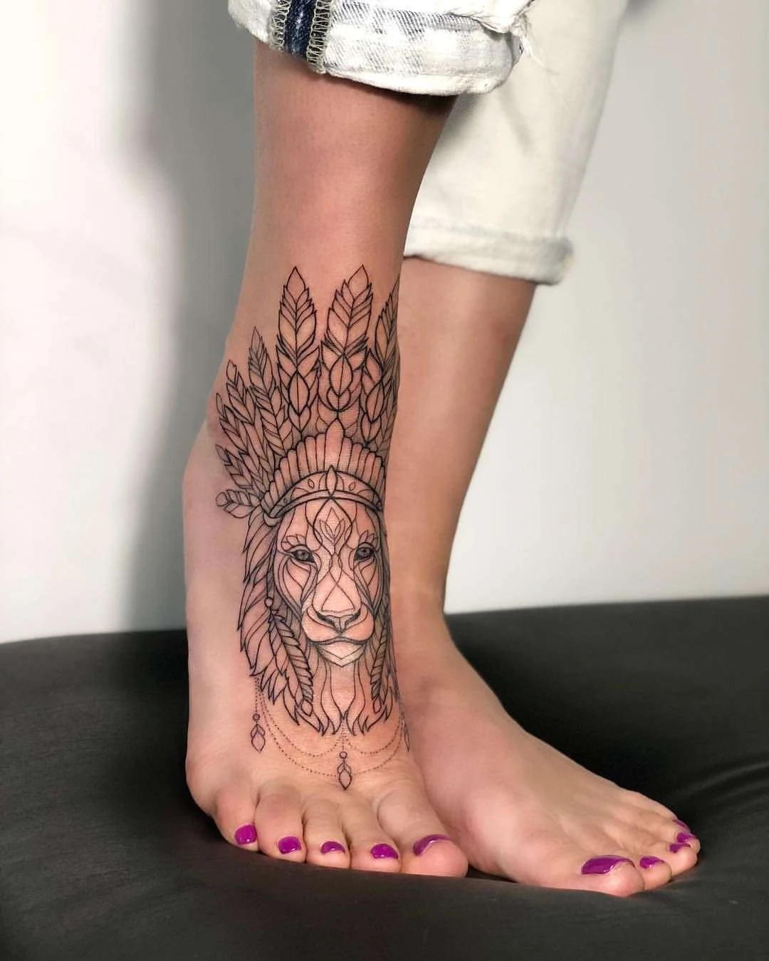 Tatuaje de león pie mujer