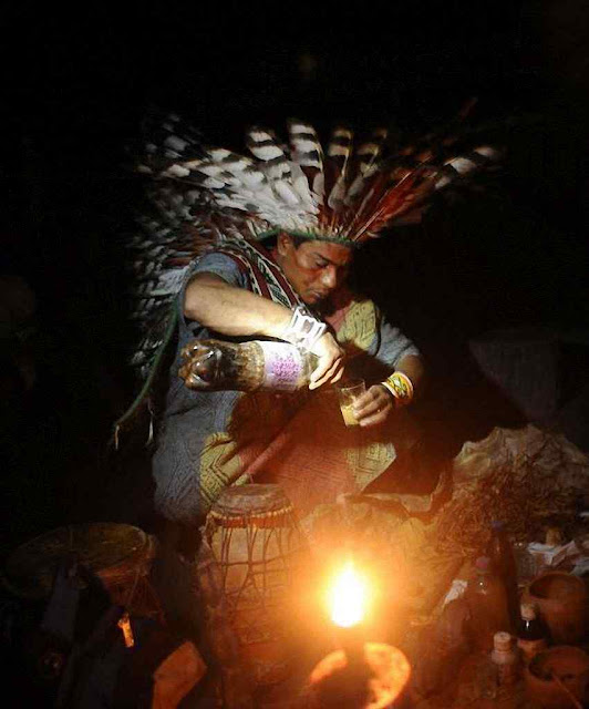 Bruxo prepara alucinogeno ayahuasca para ritual em Novo Segredo, Acre. Os 'brancos' deverão modelar o culto segundo misturas de crenças ecológicas esotéricas xamânicas indígenas para entrar em comunhão com a natureza.