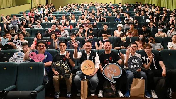 ▲獲台中市政府補助、台中市影視發展基金會協拍的電影《粽邪3：鬼門開》，26日於台中大遠百威秀舉辦特映活動，與影迷大合照。（台中市政府新聞局提供）