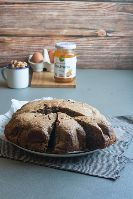 Torta alle noci con cioccolato fondente e confettura di pesche