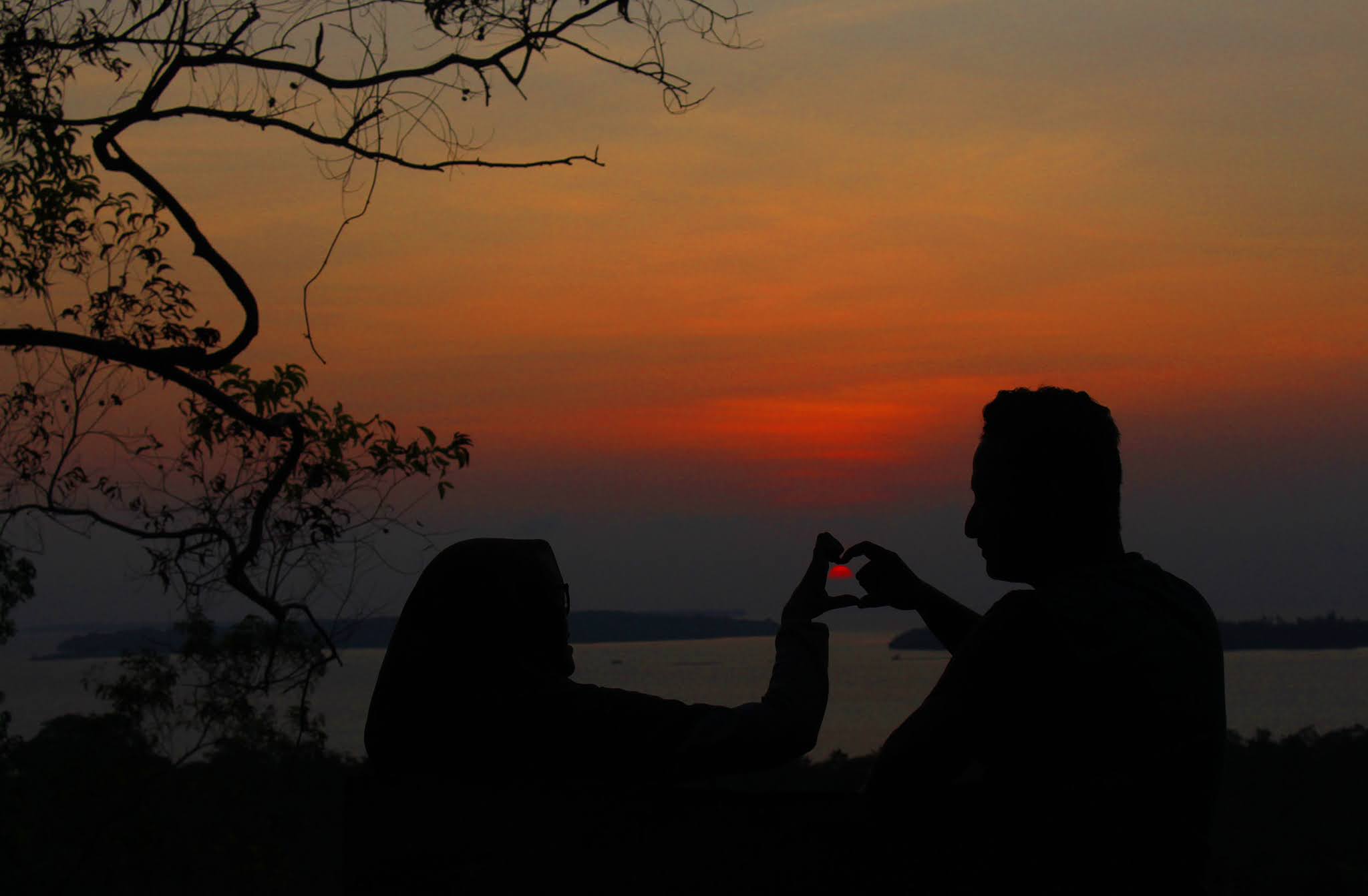 Cinta Datang Bersama dengan Munculnya Keindahan Sunset di Puncak Kilmanut Kepulauan Kei