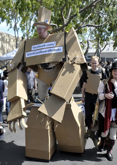 Jason Lentz chassier et bricoleur se transforme en robot de carton et 