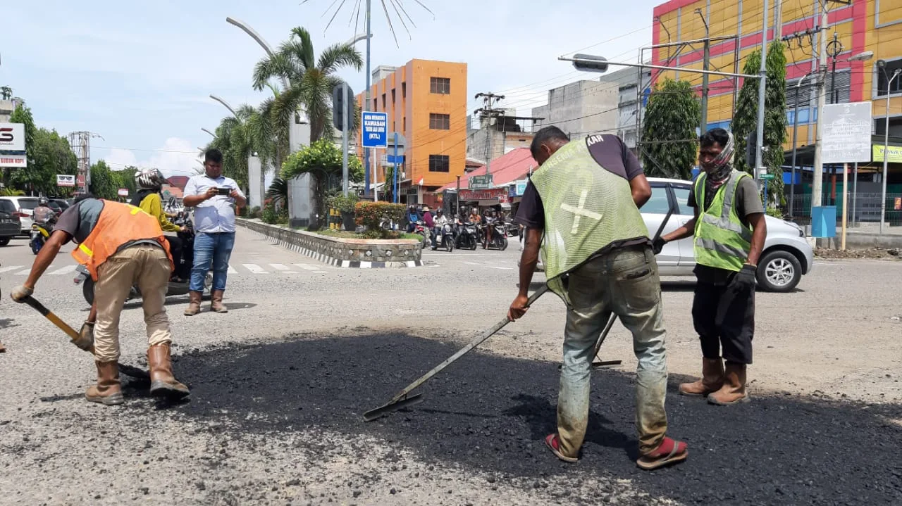 Jalan Berlubang di Bundaran Kabupaten Bireuen Telah Diperbaiki