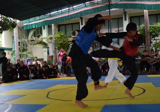 Peserta kompetisi pencak silat saat berlaga di SMPIT PAPB Semarang, Sabtu (13/2).