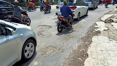 Banyak Jalan di Kota Bandung Berlobang dan Bergelombang, Membahayakan Keselamatan Pengendara