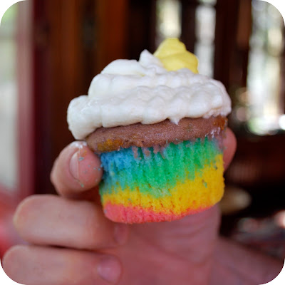 rainbow cupcakes in a jar. (rainbow cupcakes made by