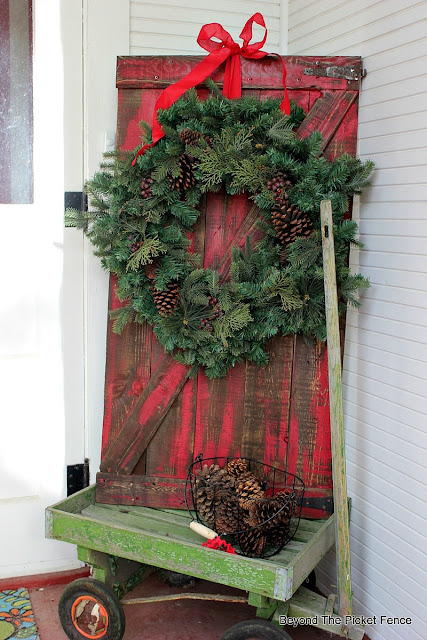 pallets, barn door, Christmas Porch, wreath, rustic decor, https://goo.gl/rH05zO