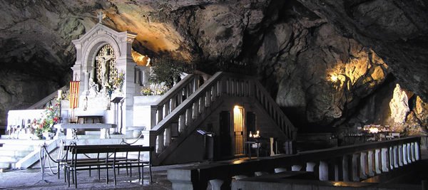 interieur-grotte-sainte-beaume