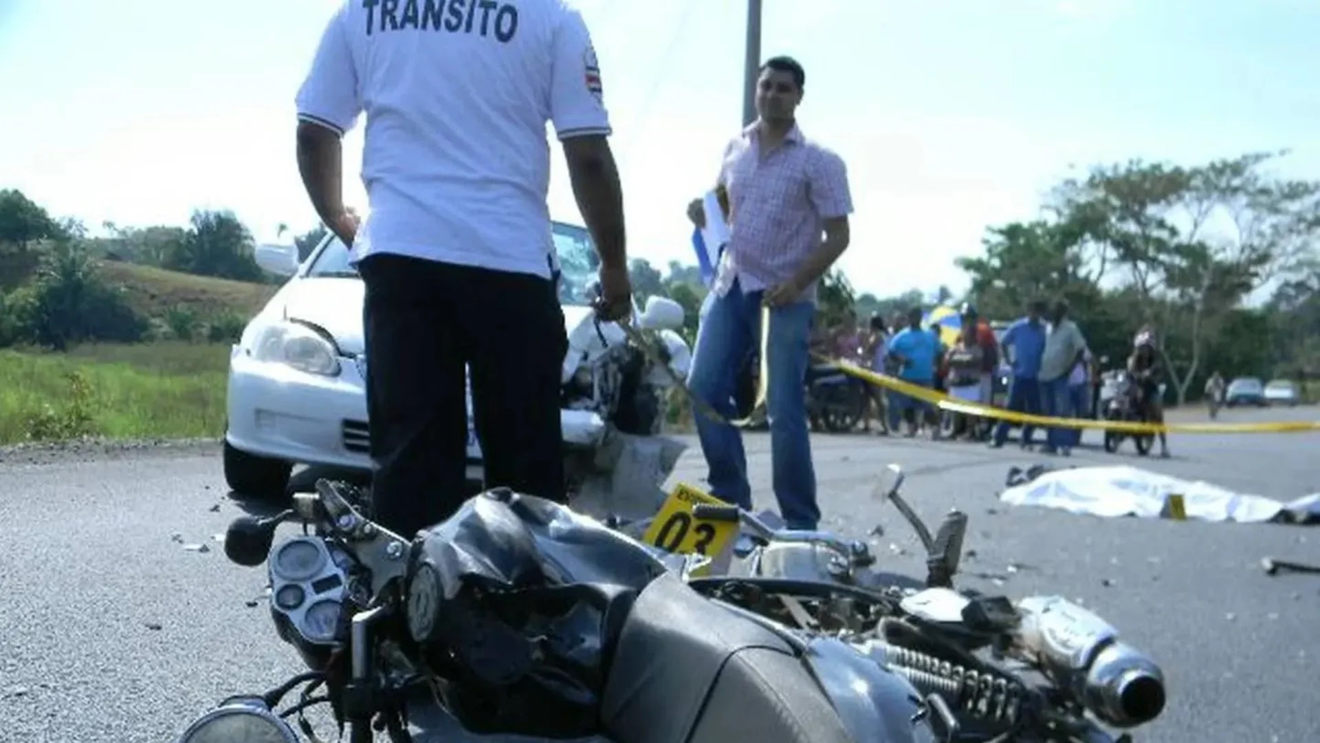 Motociclista perdió la vida tras invadir el carril contrario y chocar de frente contra un tráiler