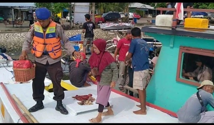 INILAH, Satpolairud Polres Pelabuhan Makassar Bantu Lansia dan Anak di Dermaga Paotere