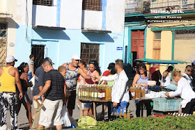 Продажа сока на улице в Гаване
