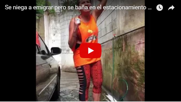 Se niega a emigrar pero se baña en el estacionamiento de su hermana 