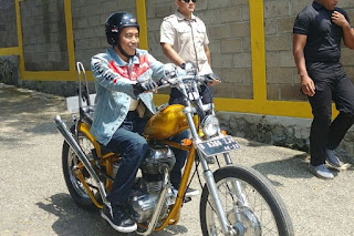 Foto Presiden JOKOWI Touring Dengan Motor Chopper