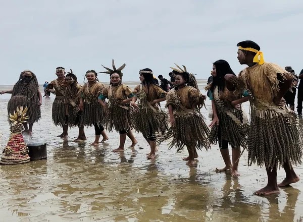 Perayaan Hari Moyang Laut Tradisi Budaya Masyarakat  Mah Meri (Puja Pantai)