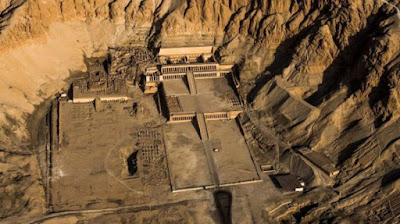 LEMBAH RAJA DAN PEMBURU HARTA FIRAUN    Lembah Raja (Valley of the King) adalah semuah pemakaman para firaun yang berbentuk mirip piramida. Kawasan bebatuan yang tandus itu terletak di tepi barat Sungai Nil yang airnya mengalir tenang. Di sanalah jenazah 62 firaun dan keluarganya dikuburkan, khususnya di era New Kingdom yang beribukota di Thebes (Luxor) sekitar abad 15-10 SM. Beberapa nama firaun terkenal dimakamkan di lembah itu. Di antaranya, jenazah Thutmosis, Amenhotep, Ramses II, dan Tutankhamun yang muminya masih utuh serta bisa disaksikan hingga sekarang. Mumi Tutankhamun masih ada di lokasi makam, sedangkan mumi Ramses II sudah dipindahkan ke Museum Kairo. Beribu-ribu koleksi peninggalan sejarah Mesir yang tersebar di seluruh dunia ternyata berasal dari Valley of the King ini. Lokasi Lembah Raja dipilih Firaun Thutmosis I yang berkuasa pada 1528-1510 SM dan kemudian diikuti firaun-firaun sesudahnya untuk pemakaman. Dalam mitologi Mesir kuno, jenazah para raja akan memasuki alam keabadian jika mereka dikuburkan di bawah bangunan berbentuk piramida. Karena itu, meski tidak membangun piramida seperti zaman Old Kingdom yang beribukota di Memphis, mereka menerapkan filosofi yang sama. Yaitu, memilih perbukitan batu yang berbentuk piramida sebagai makamnya. Makam, dalam tradisi para penyembah matahari, selalu ditempatkan di tepi barat Sungai Nil. Itu menjadi simbol pertemuan mereka dengan Dewa M