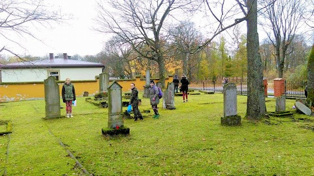 sprzątnie grobów przez harcerzy