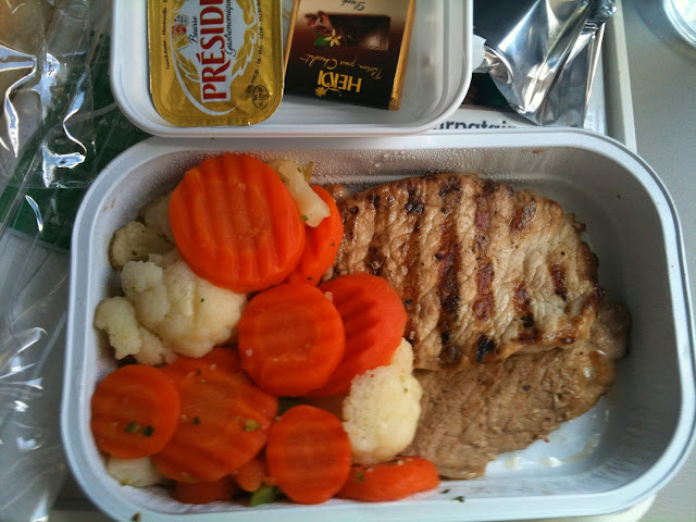 Das Essen an Bord der ukrainischen Airline  | Arthurs Tochter kocht von Astrid Paul. Der Blog für Food, Wine, Travel & Love