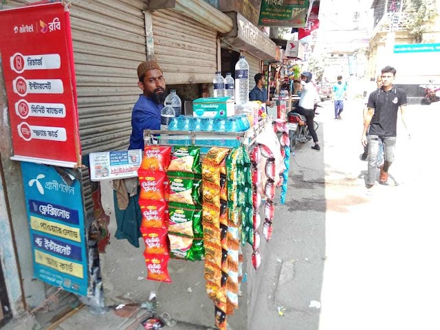 শারীরিক প্রতিবন্ধীর পাশে দাড়িয়ে মানবতার দৃষ্টান্ত স্থাপন করলেন ডিবি পুলিশের  দুই কর্মকর্তা