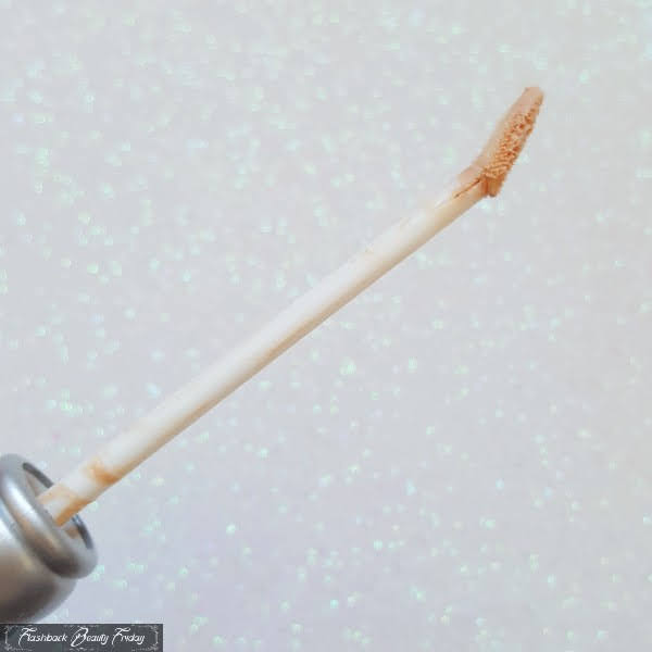 close up of slanted wand applicator of Urban Decay Eyeshadow Primer Potion