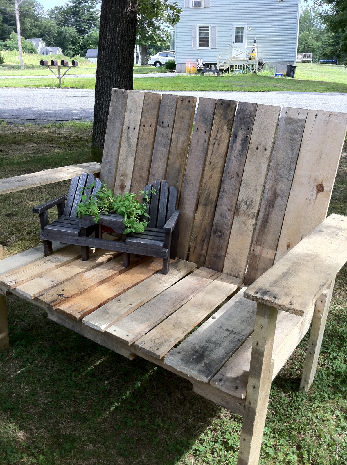 A Cherry Blossom Kind of Life: pallet bench