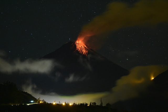 Retombée de blocs incandescents sur le haut versant du volcan Tungurahua, 11 octobre 2015